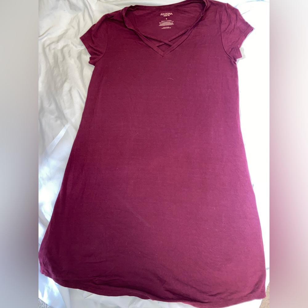 Arizona jeanCo style: dress color: maroon details on chest size: S